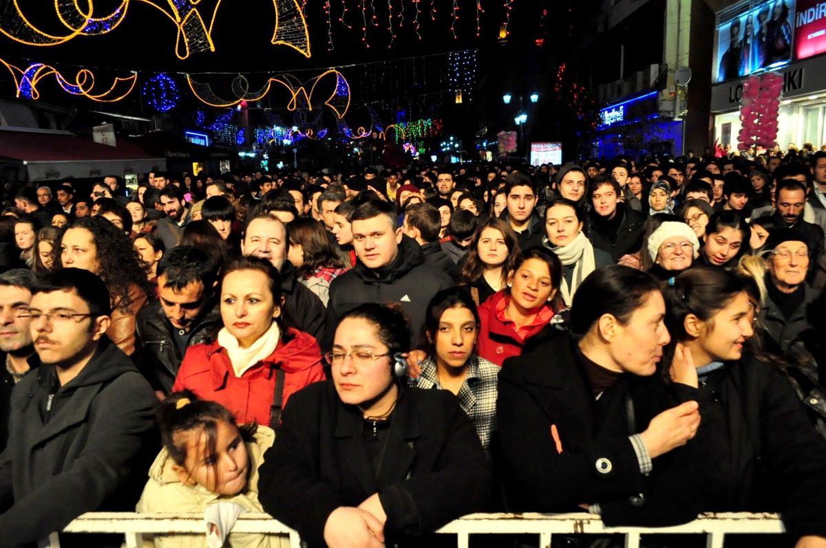 Edirne\'de Sevgililer Gününe Sokak Partisi Edirne\'de Işıl Işıl Süslenen Saraçlar Caddesi\'nde...