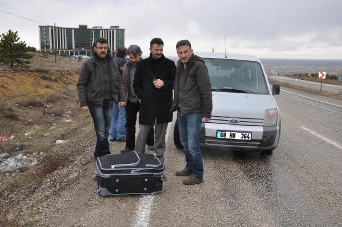 Esrar Valizini Fırlatıp Yola Çivi Attılar, Otomobil Takla Atınca Yaralı Yakalandılar