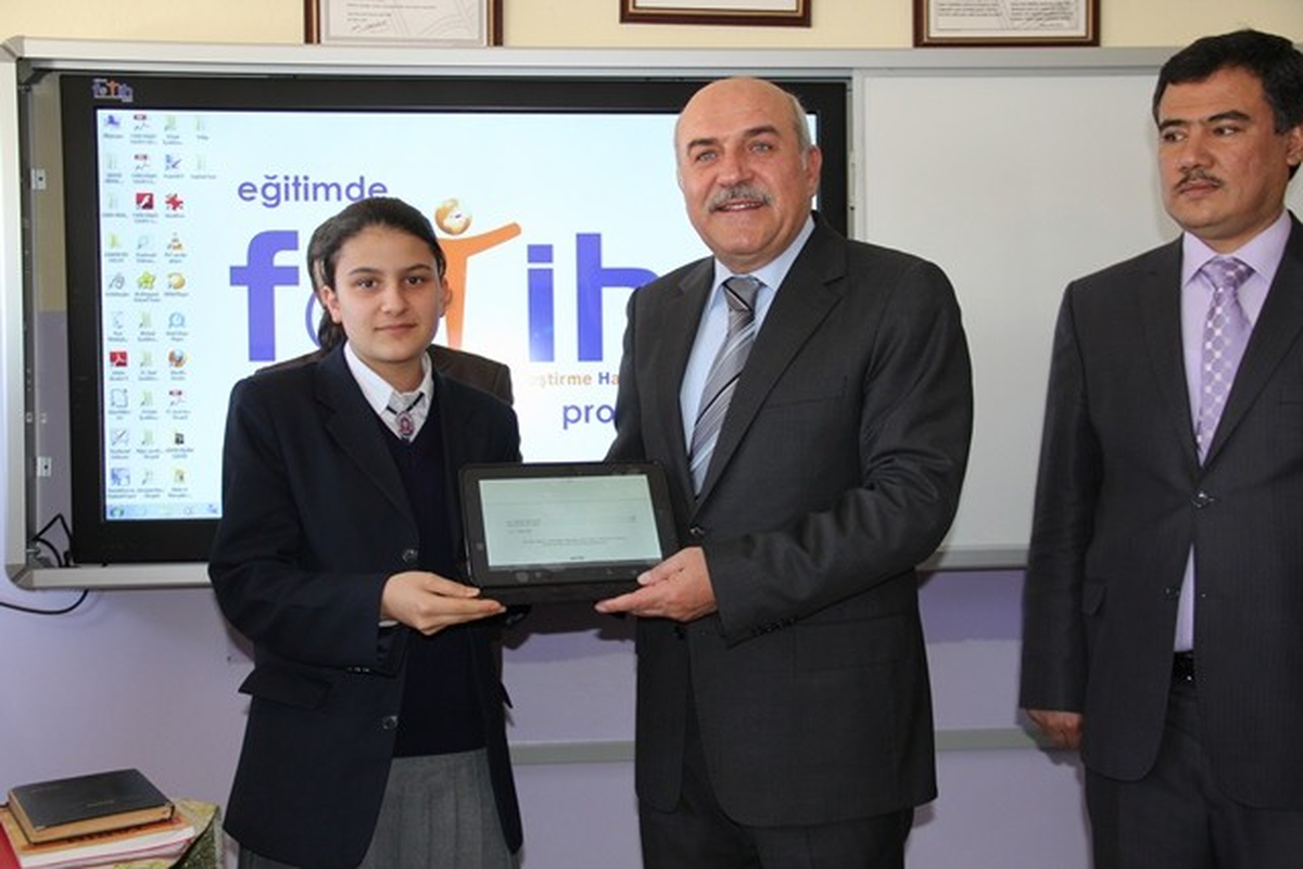 Öğrencilere Tablet Bilgisayar Dağıtıldı