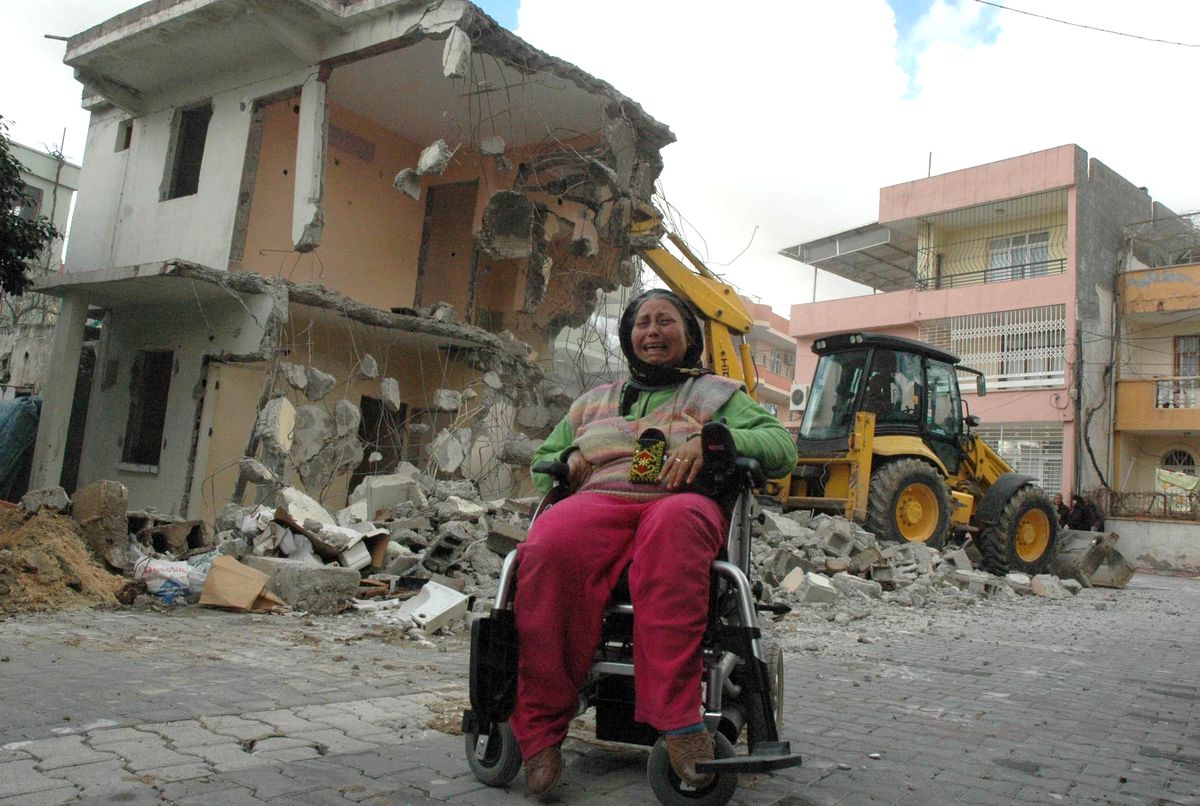 Felçli Kadın Evi Yıkılınca Sokakta Kaldı