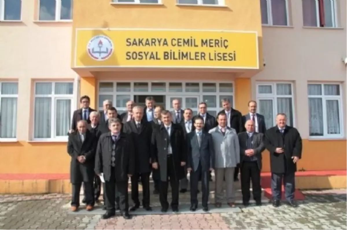 Geyve İlçesi Okul Müdürleri Sosyal Bilimler Lisesi\'ni Ziyaret Etti