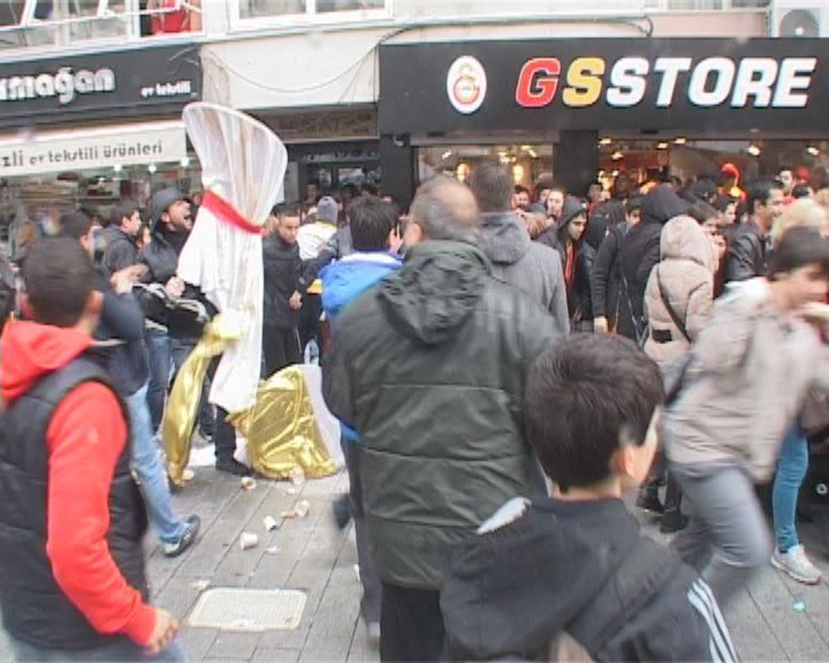 Göztepe Taraftarları Galatasaraylılara Saldırdı