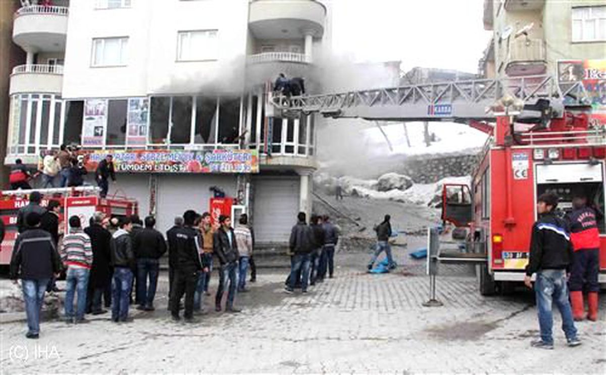 Hakkari Olaylarında Bir Mobilya Dükkanı Yandı