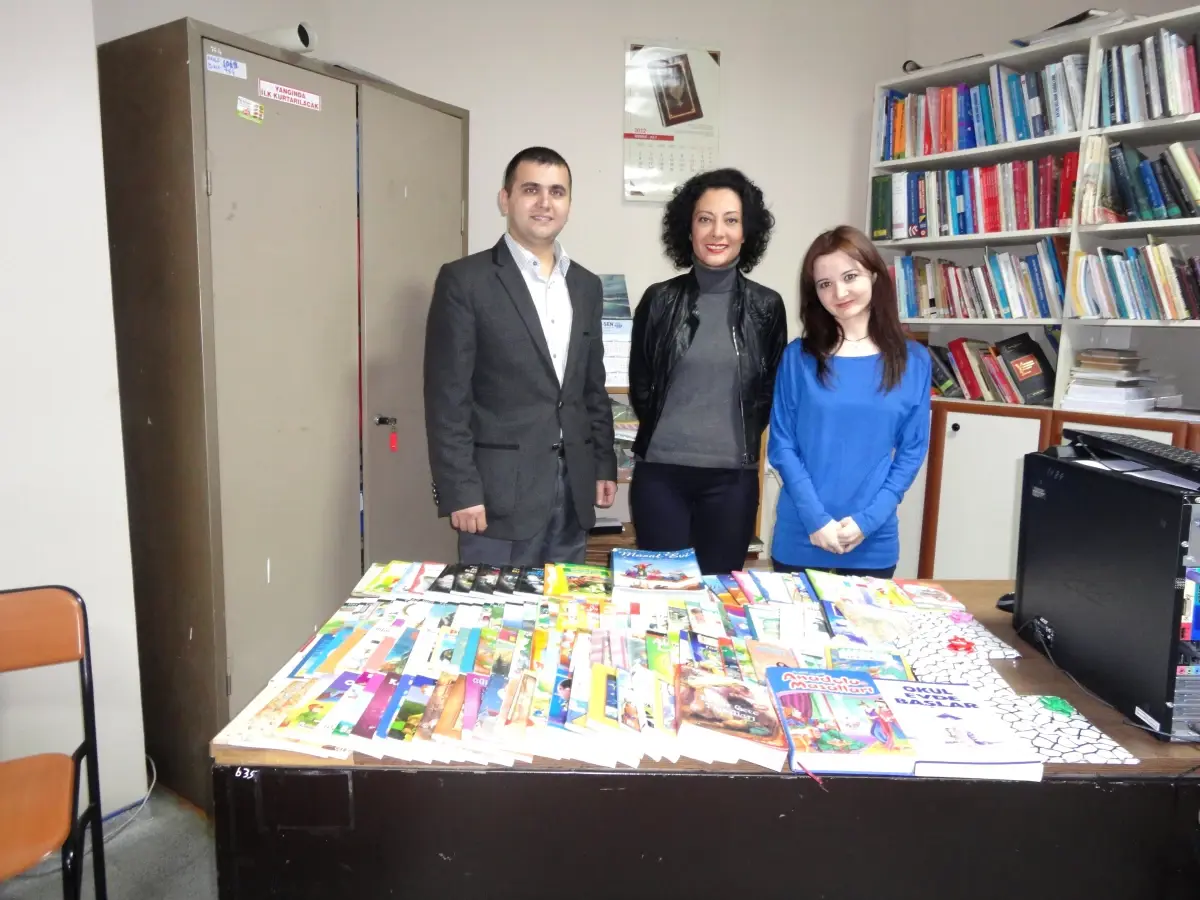 Hayvanseverler Topladıkları Kitapları Köşklü Çocuklara Götürdü