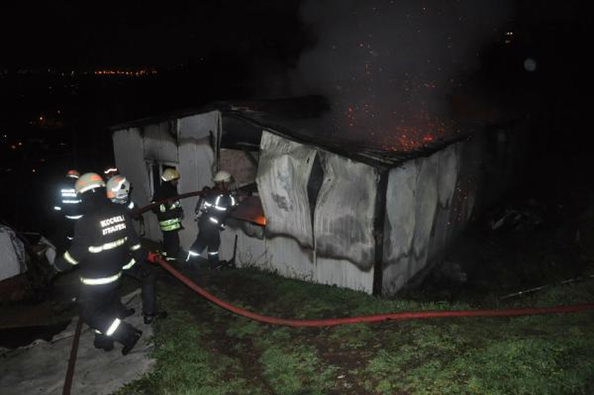 İzmit\'te Prefabrik Ev Alev Alev Yandı