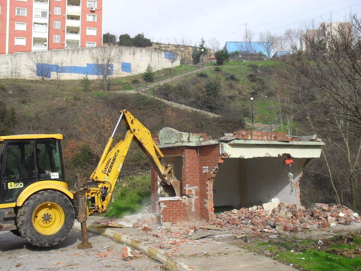 Kaçak Büfe Yıkıldı