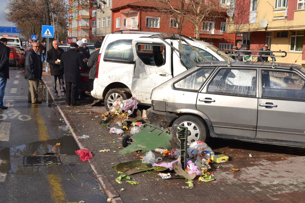 Kaygan Zeminde 4 Araca Çarparak Durabildi