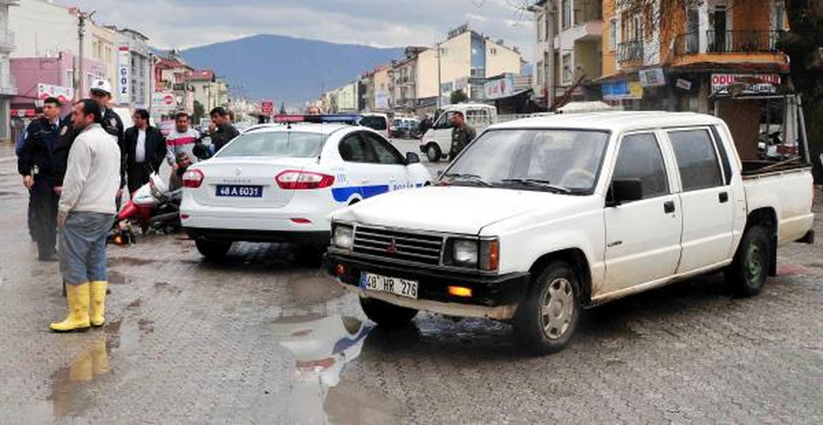 Kaza Yaptığı Motosikletinin Başında Diz Çöküp Ambulans Bekledi