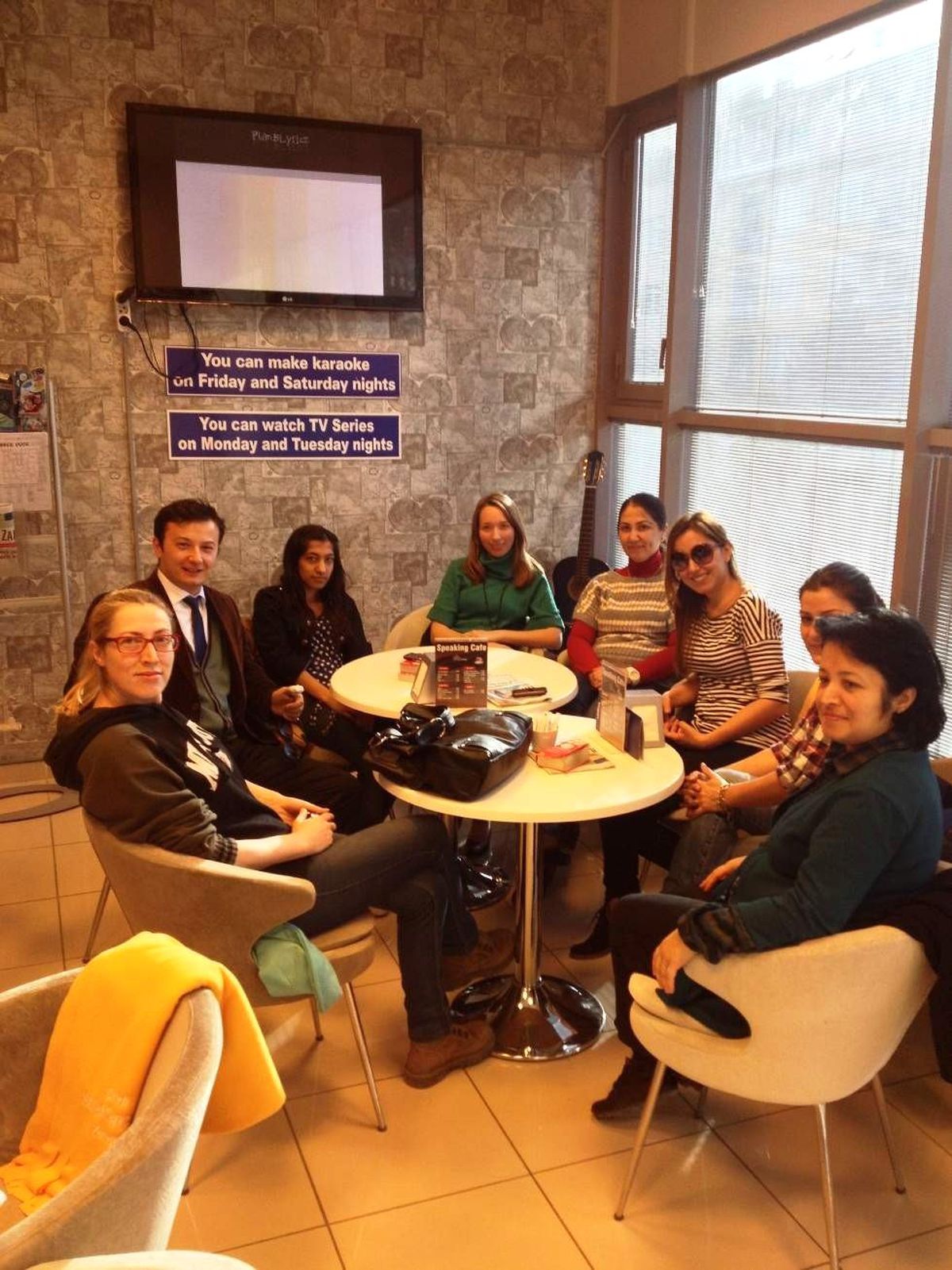 Kursiyerler, Speaking Cafe\'de Pratik Geliştiriyor