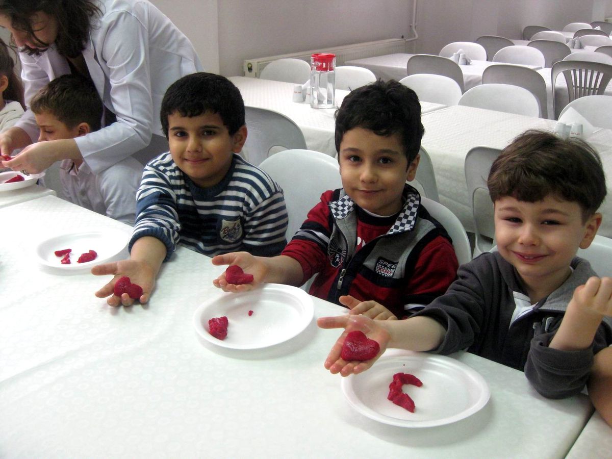 Minik Öğrencilerden Sevgi Kurabiyesi