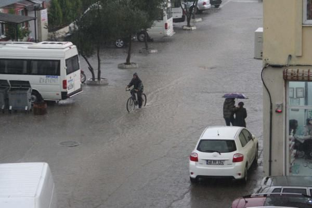 Muğla\'da Yağış Etkili Oluyor