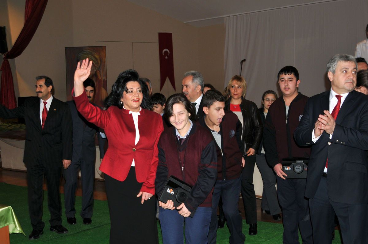 Öğrenci ve Öğretmenler Tabletlerine Kavuştu
