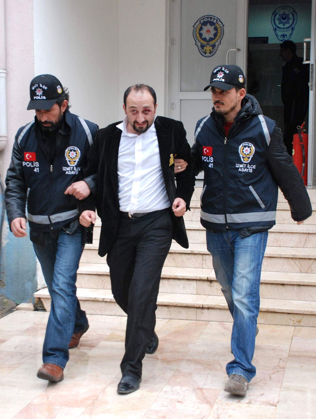 Önce Ailesine, Sonra Doktorlara Saldırdı