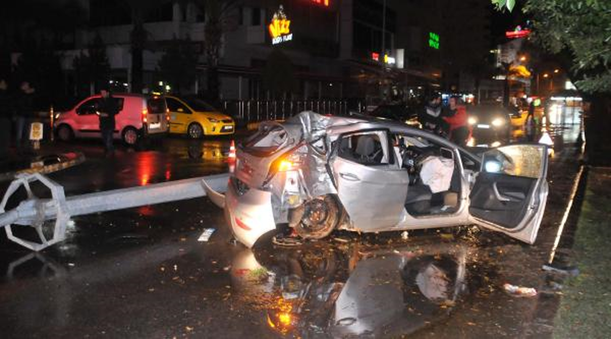 Otomobilin Çarptığı Motosikletteki Kadının Bacağı Koptu