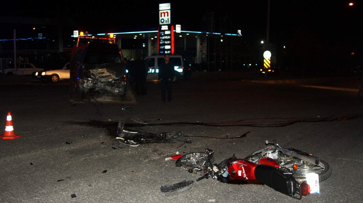 Otomobille Motosiklet Çarpıştı: 1 Ölü, 1 Yaralı