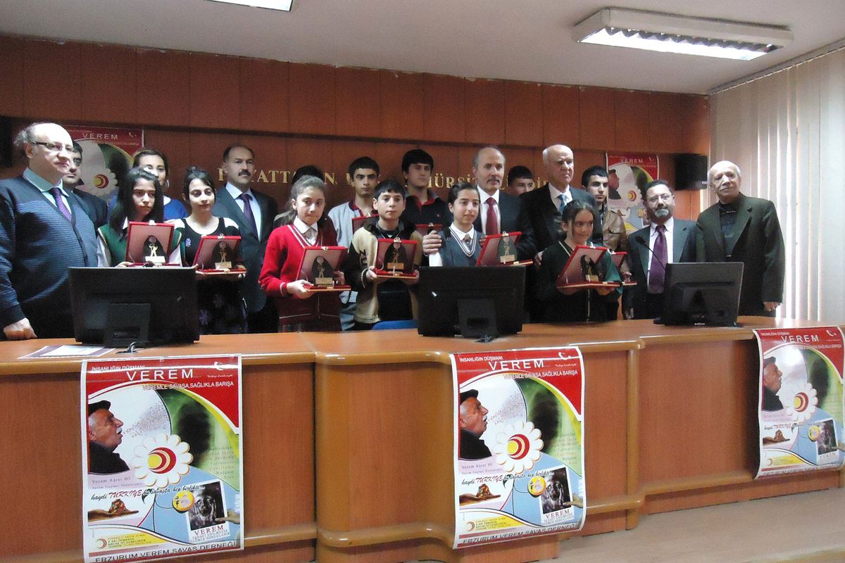 Resim Yarışmasında Birinci Olan Öğrenciye Pasinler İlçe Müdürü Plaket Verdi