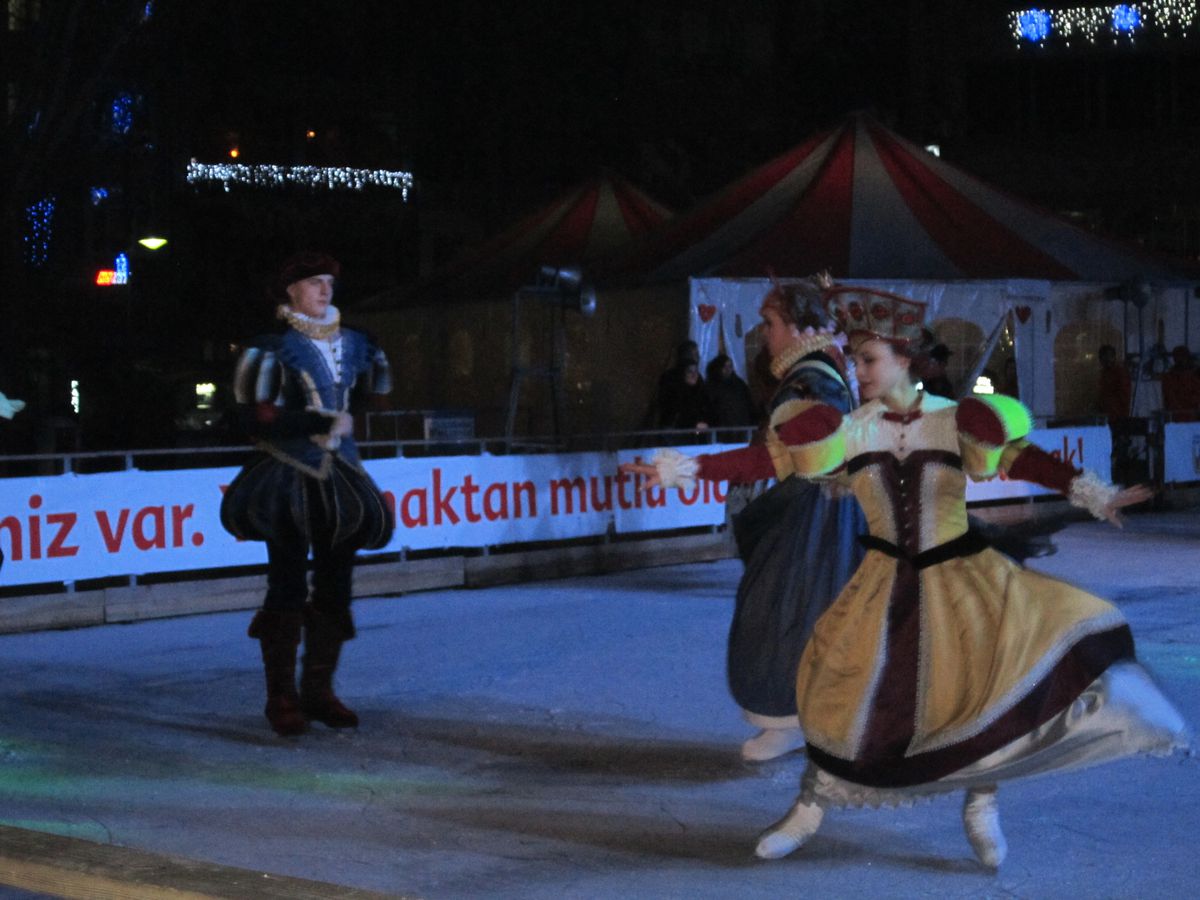 Rus Dansçıların Buzda Dansı Büyüledi