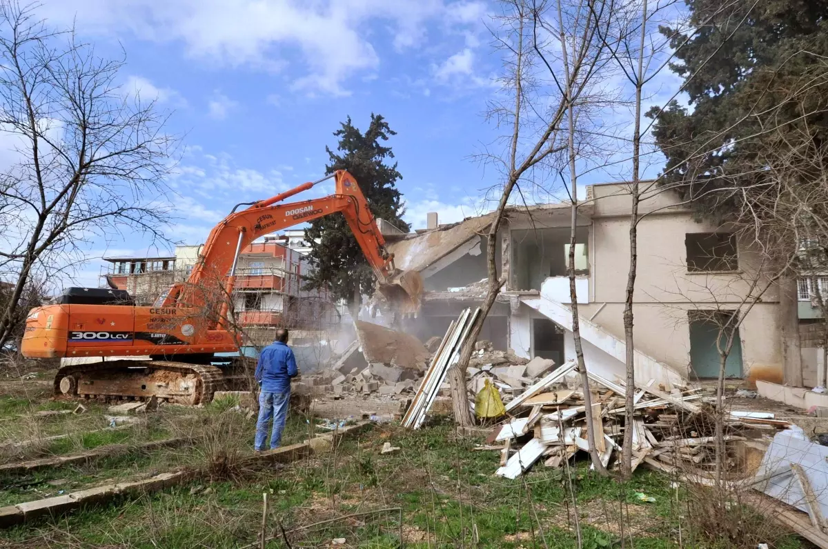 Şahinbey Belediyesi Metruk Evi Yıktı