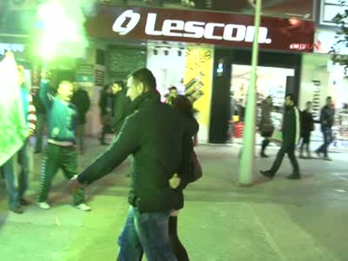 Cadde Ortasında Meşaleli Evlenme Teklifi