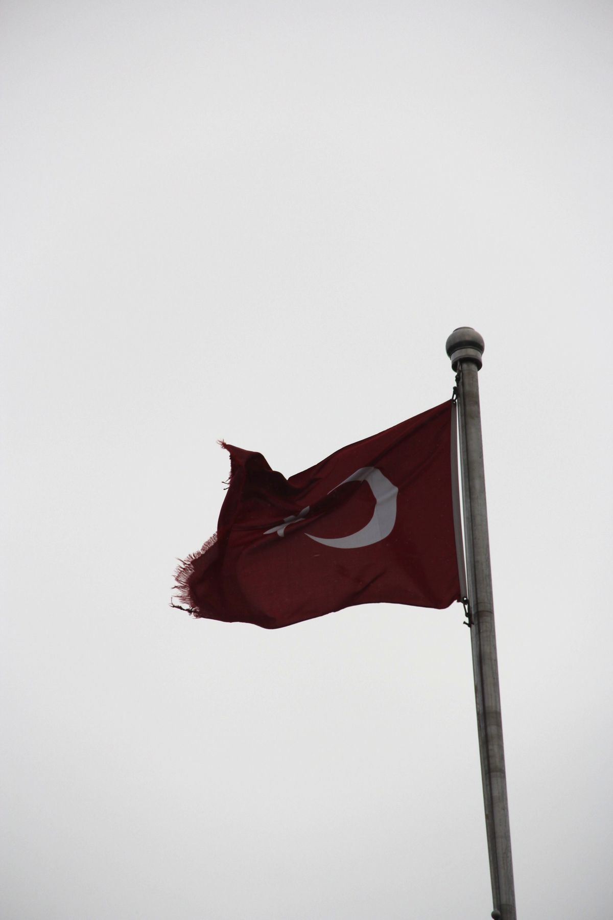 Şehitliğe Yakışmayan Bayrak
