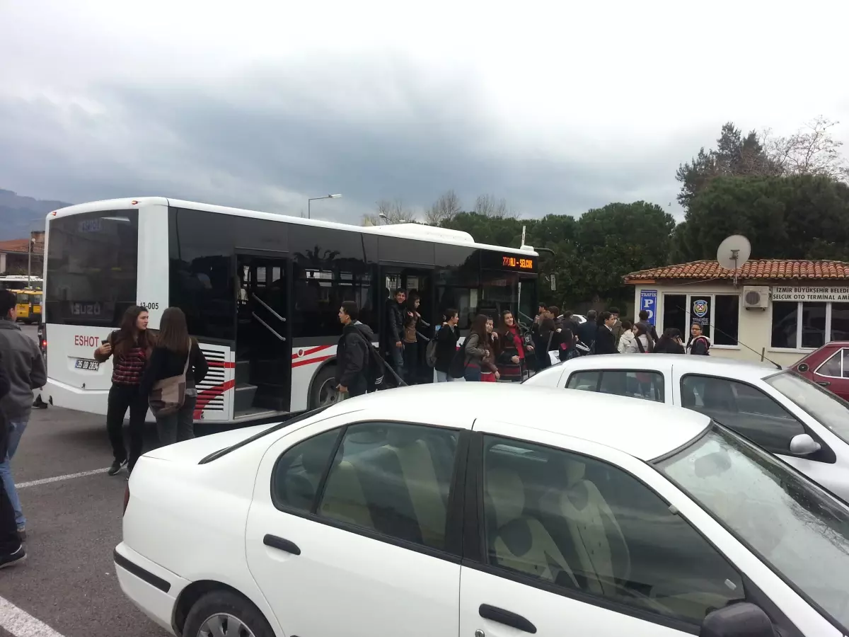 Selçuk\'ta Otobüs Yolcuları Dertli