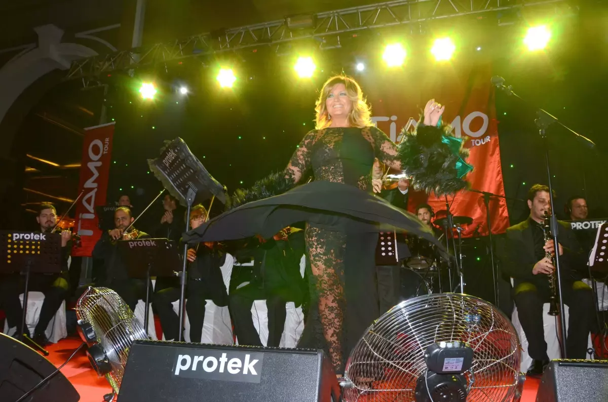 Sibel Can\'dan İzmir\'de Sevgililer Günü Konseri