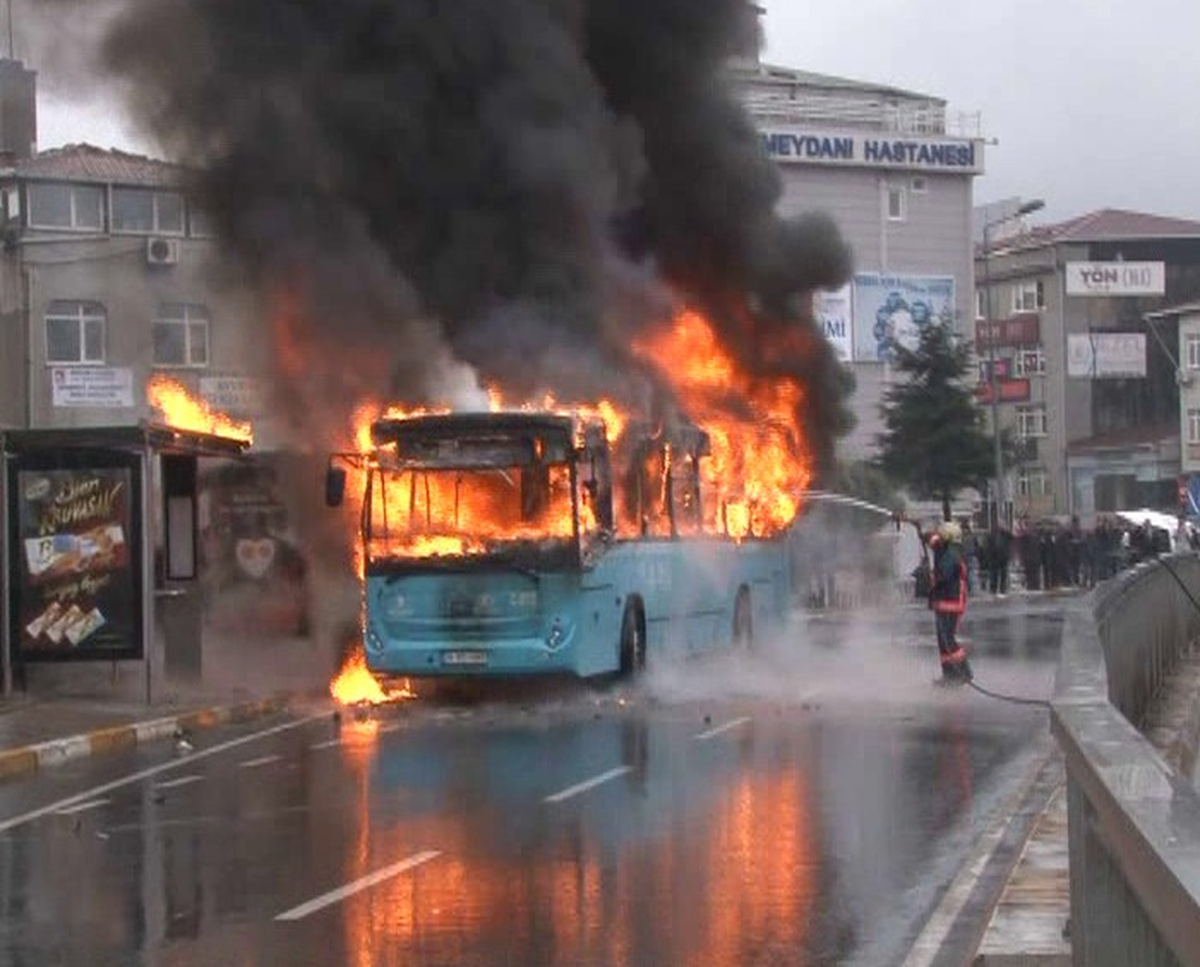 Terör Örgütü Yandaşları, Halk Otobüsünü Yaktı