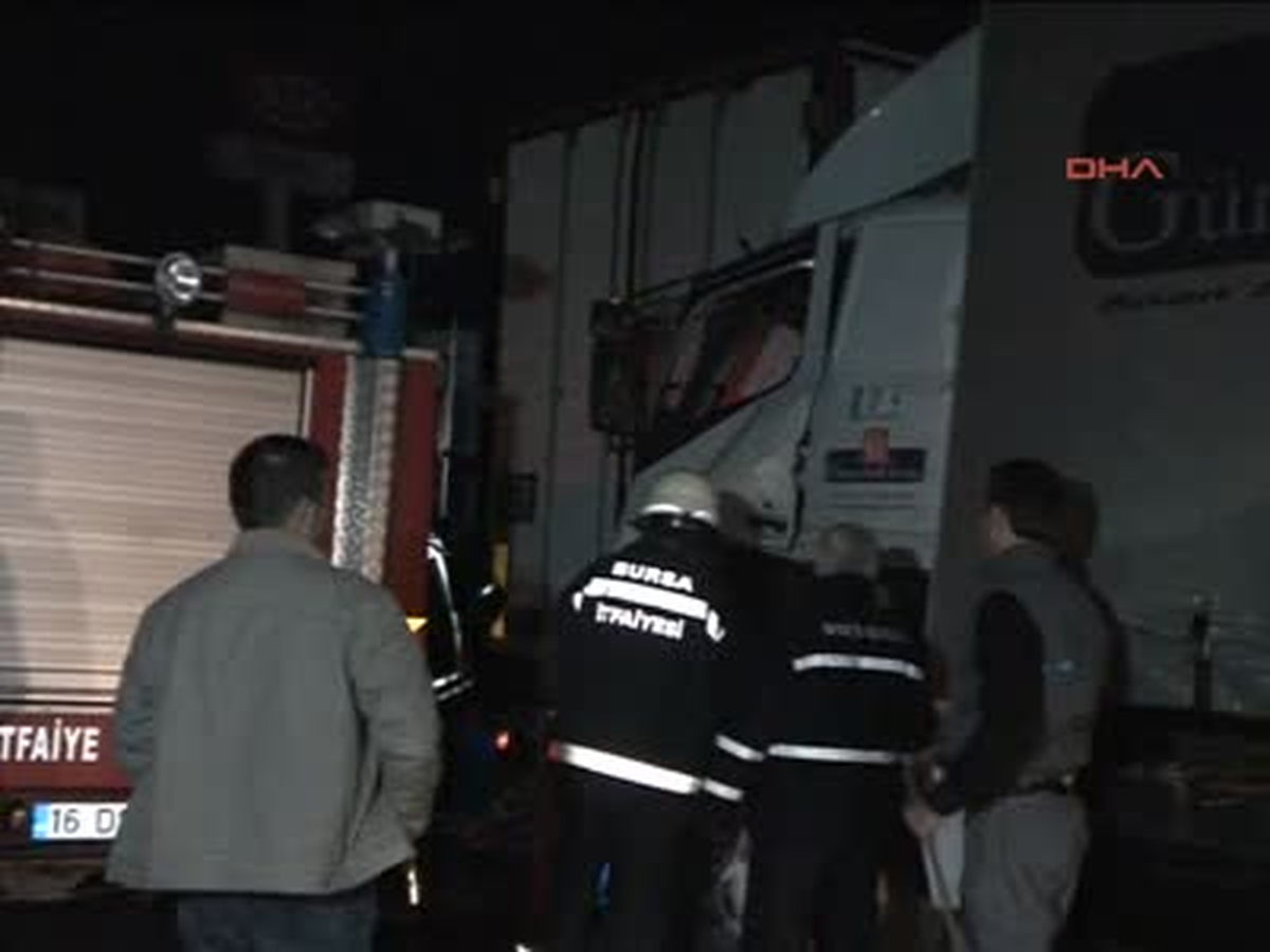 TIR\'da Sıkışan Şoförü İtfaiye Kurtardı