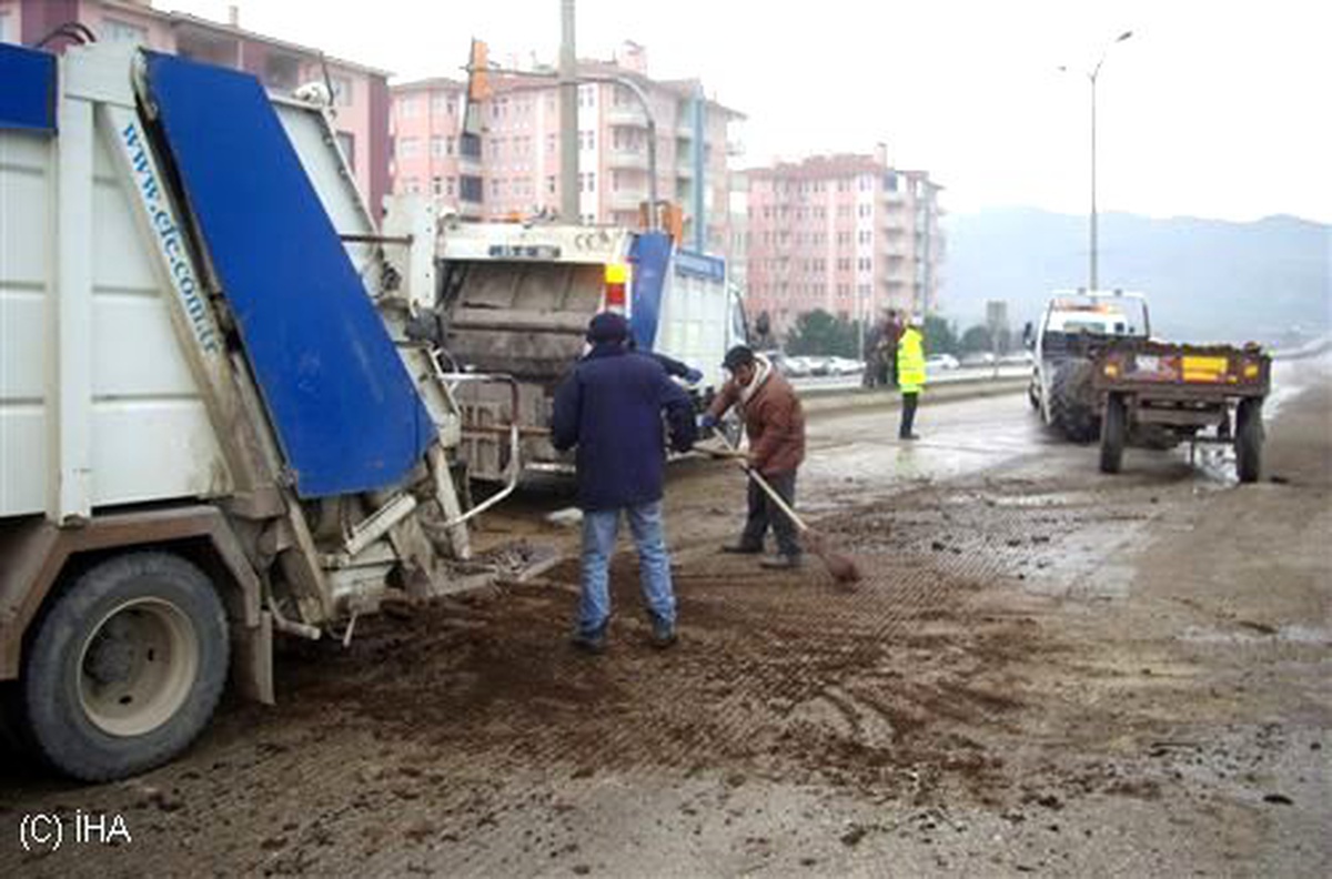 Tır\'ın Çarptığı Traktör İkiye Bölündü