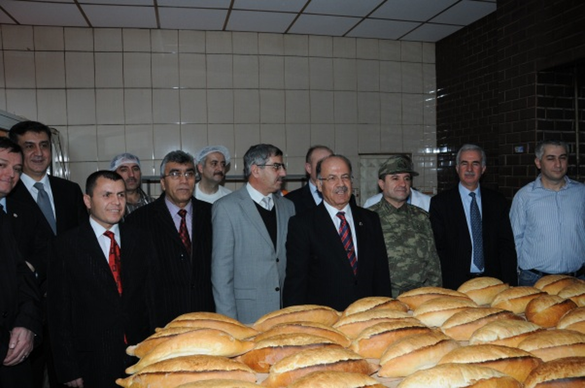 Vali Kolat, "İhtiyacımız kadar ekmek alalım" dedi