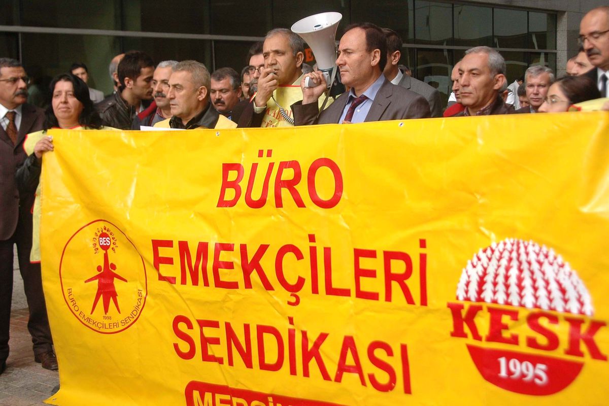 Yağmur Altında Bordro Yakma Eylemi