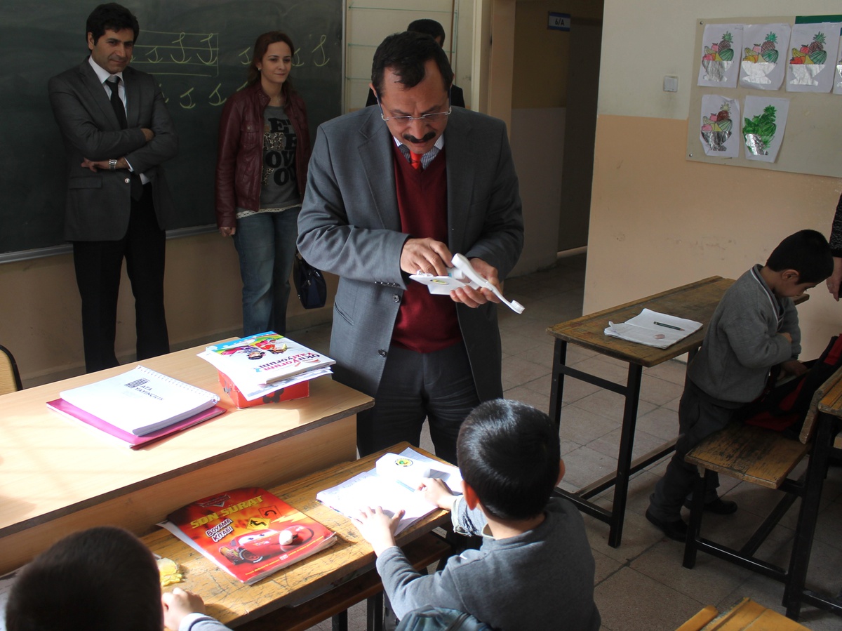 Yalım Belediyesi Diş Fırçası Dağıttı