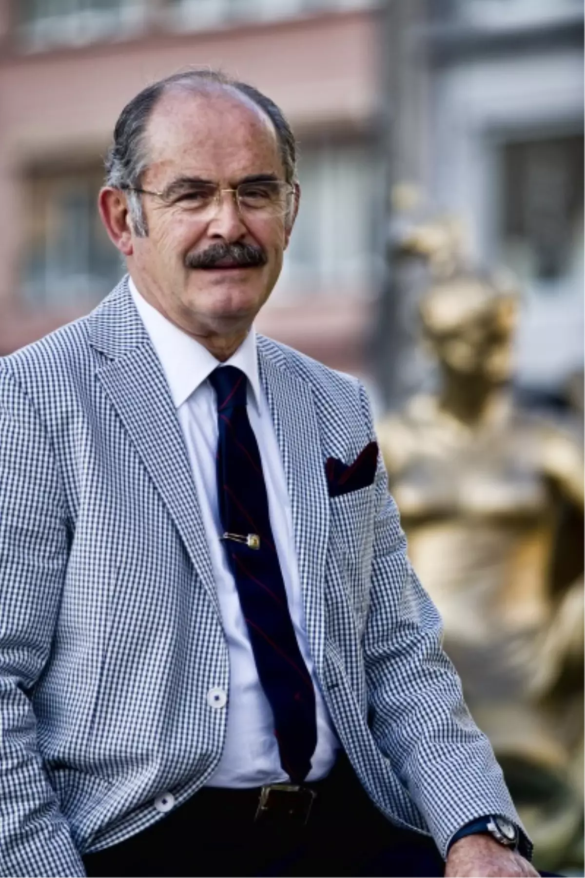 Yılmaz Büyükeşen Anketlerde Yine Birinci