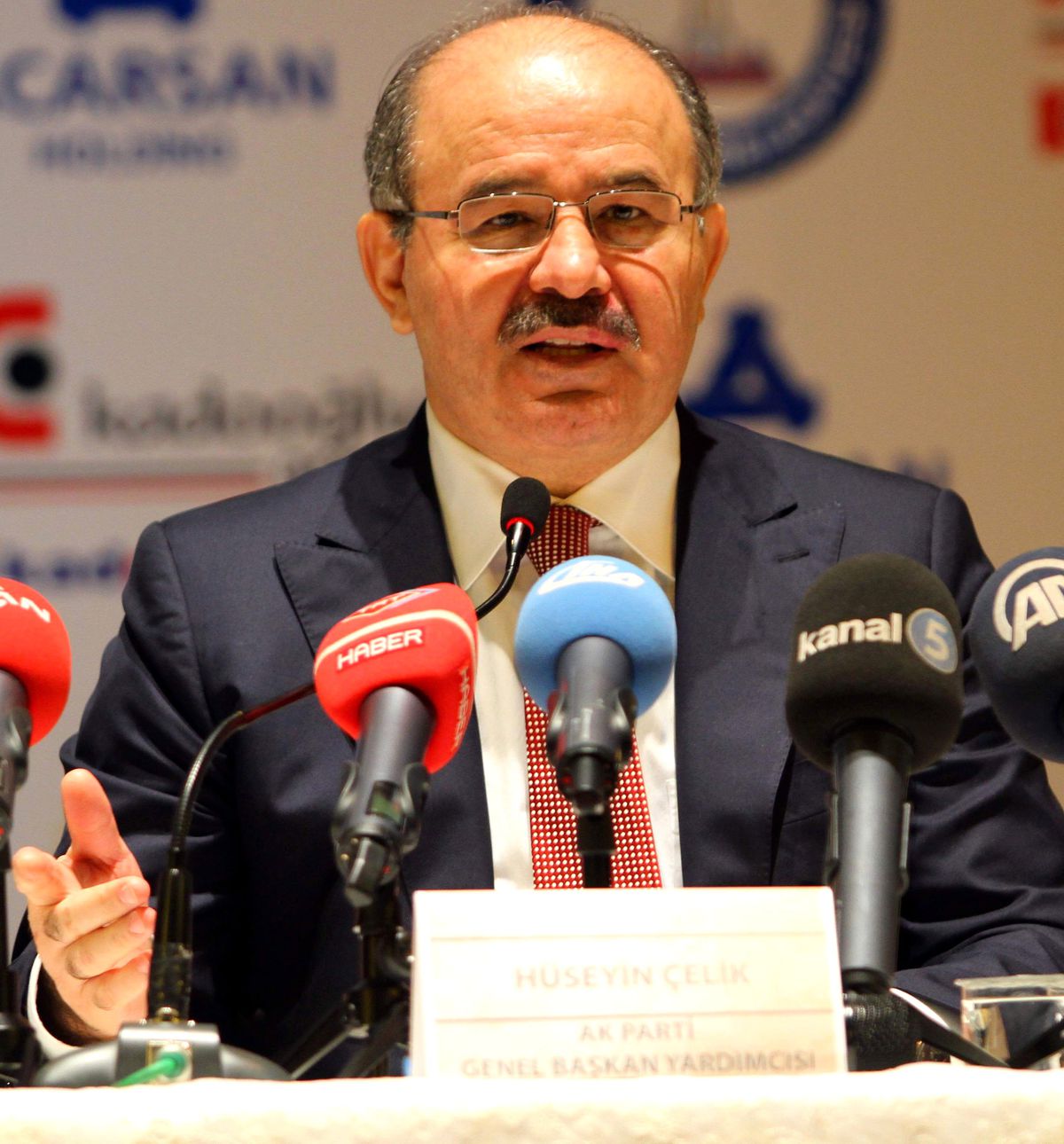 AK Parti Genel Başkan Yardımcısı Çelik, Gaziantep\'te Canlı Yayına Katıldı