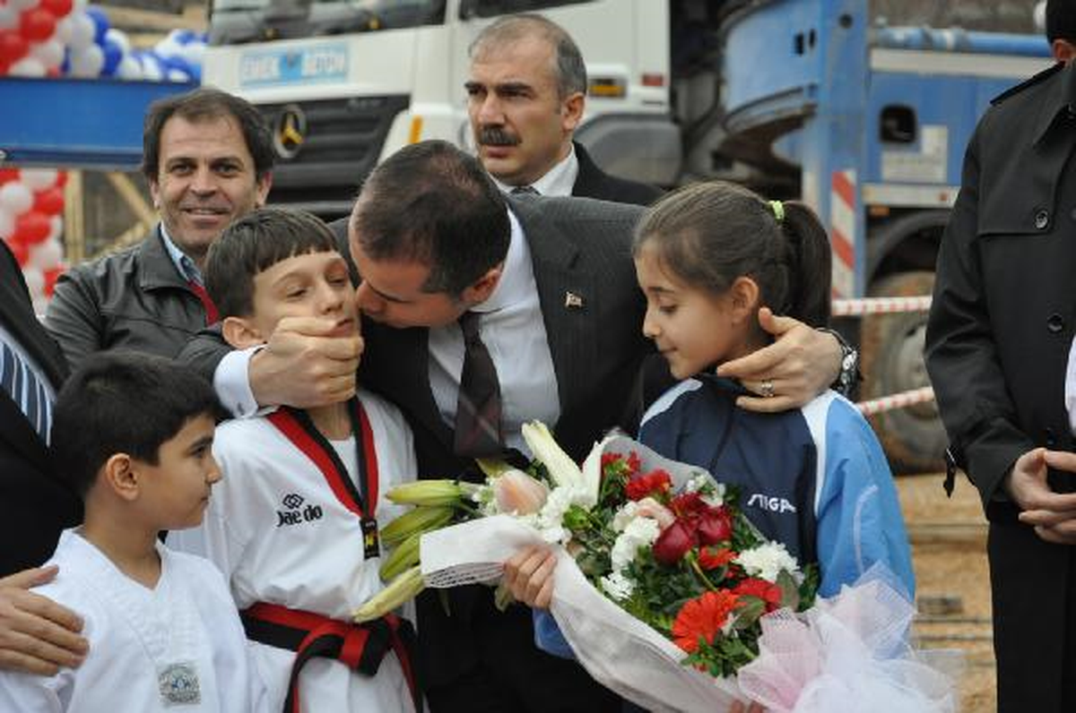 Bakan Kılıç\'ın Makam Otomobili Yolda Bozuldu