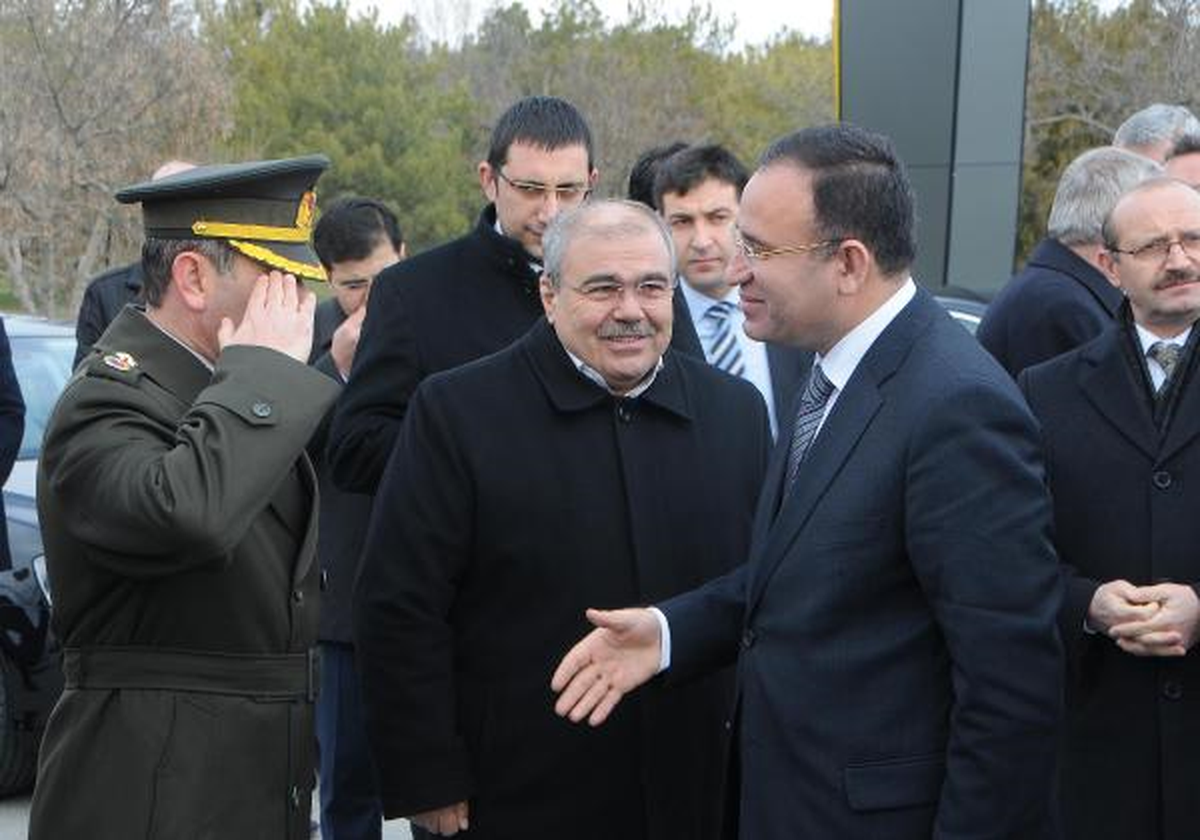 Bozdağ\'dan Kamuda Başörtüsü Serbestisi Müjdesi: \'Zamanla Eşitliğin Gereği Hayata Geçecektir\'