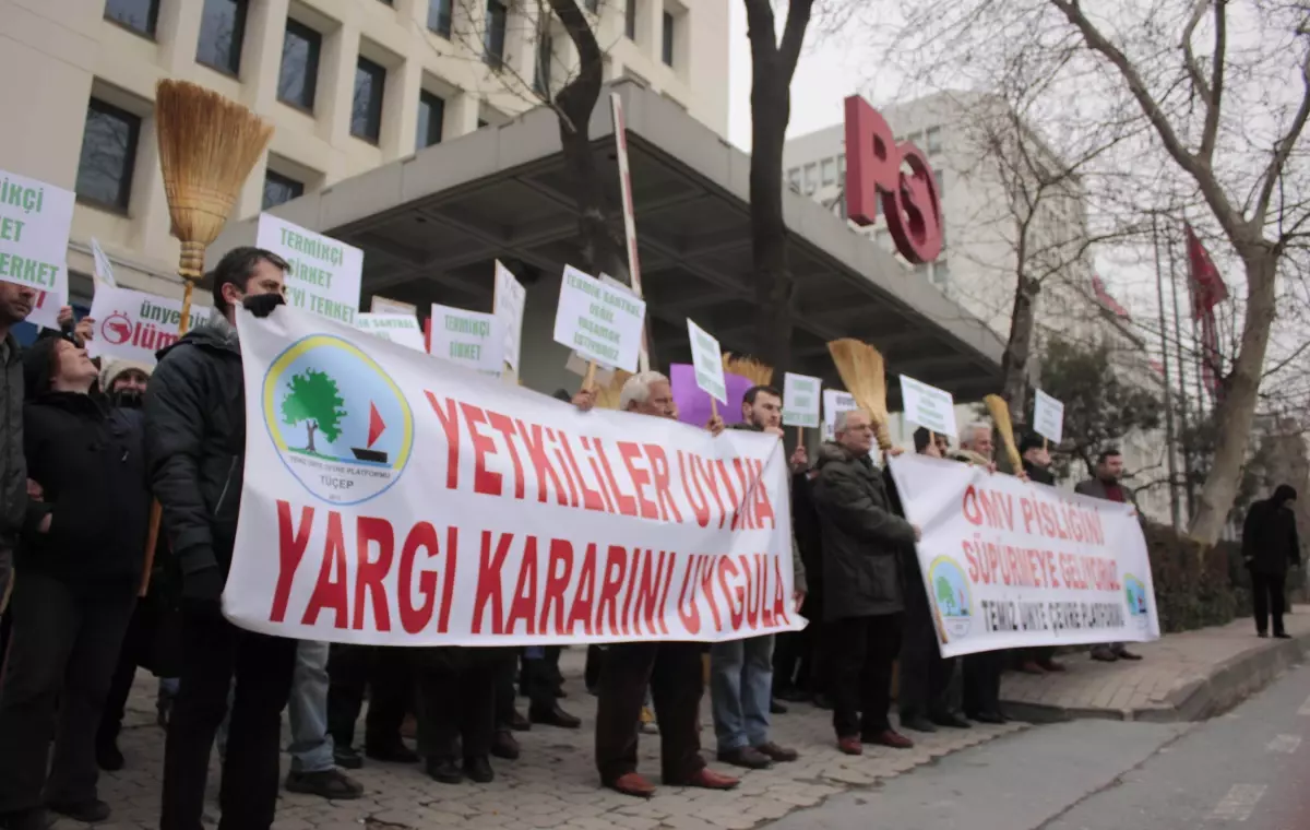 Çevrecilerden Termik Santrale Karşı Süpürgeli Eylem