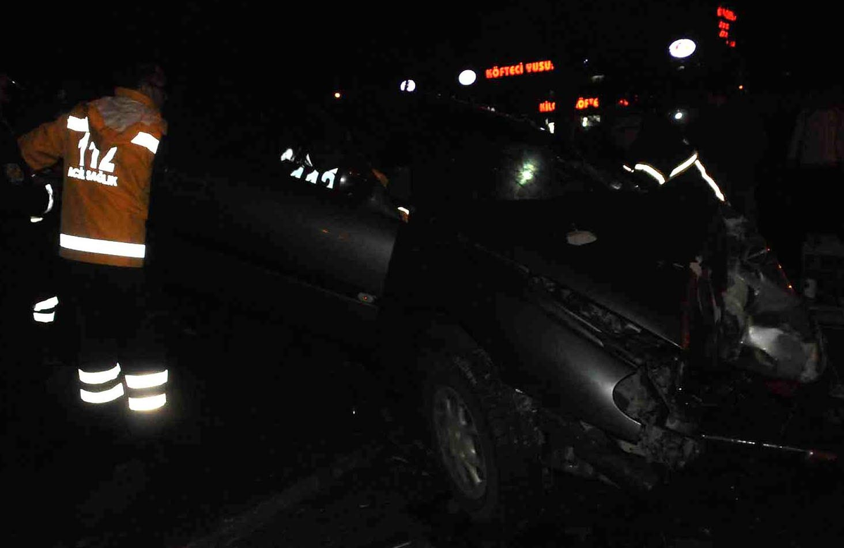 Direğe Çarpan Otomobilde Can Pazarı: 3 Yaralı