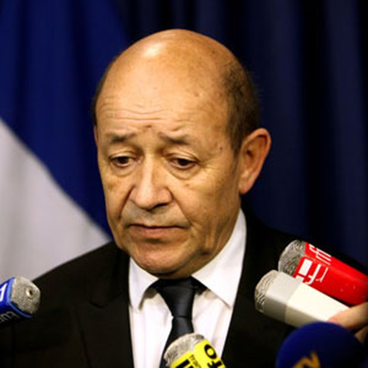 Fransa Savunma Bakanı Le Drian, Esed\'siz Geçişten Yana