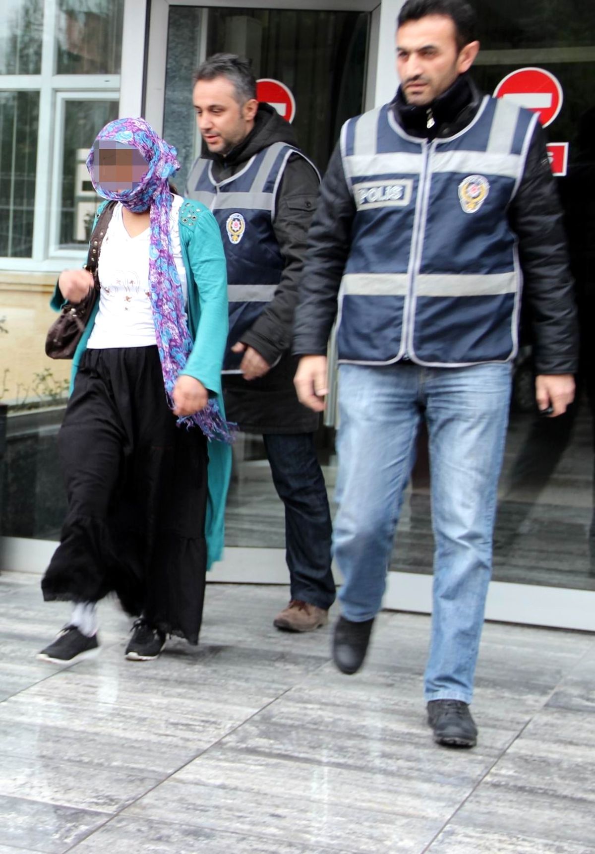Hırsızlık Şüphelileri Çatıda Yakalandı