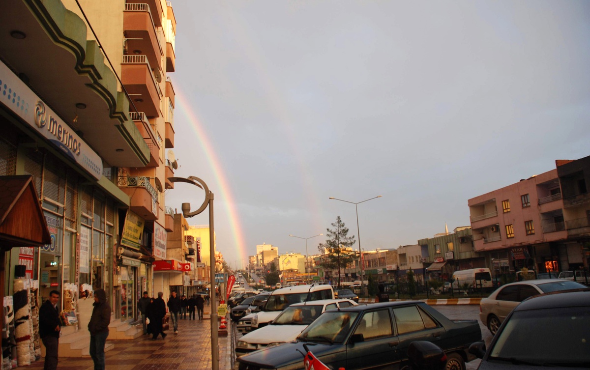 Kahta\'ta Gökkuşakları Gökyüzünü Sarıya Boyadı