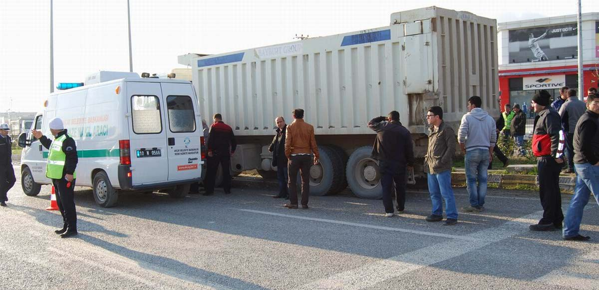 Kamyonun Altında Kalan Kadın Hayatını Kaybetti