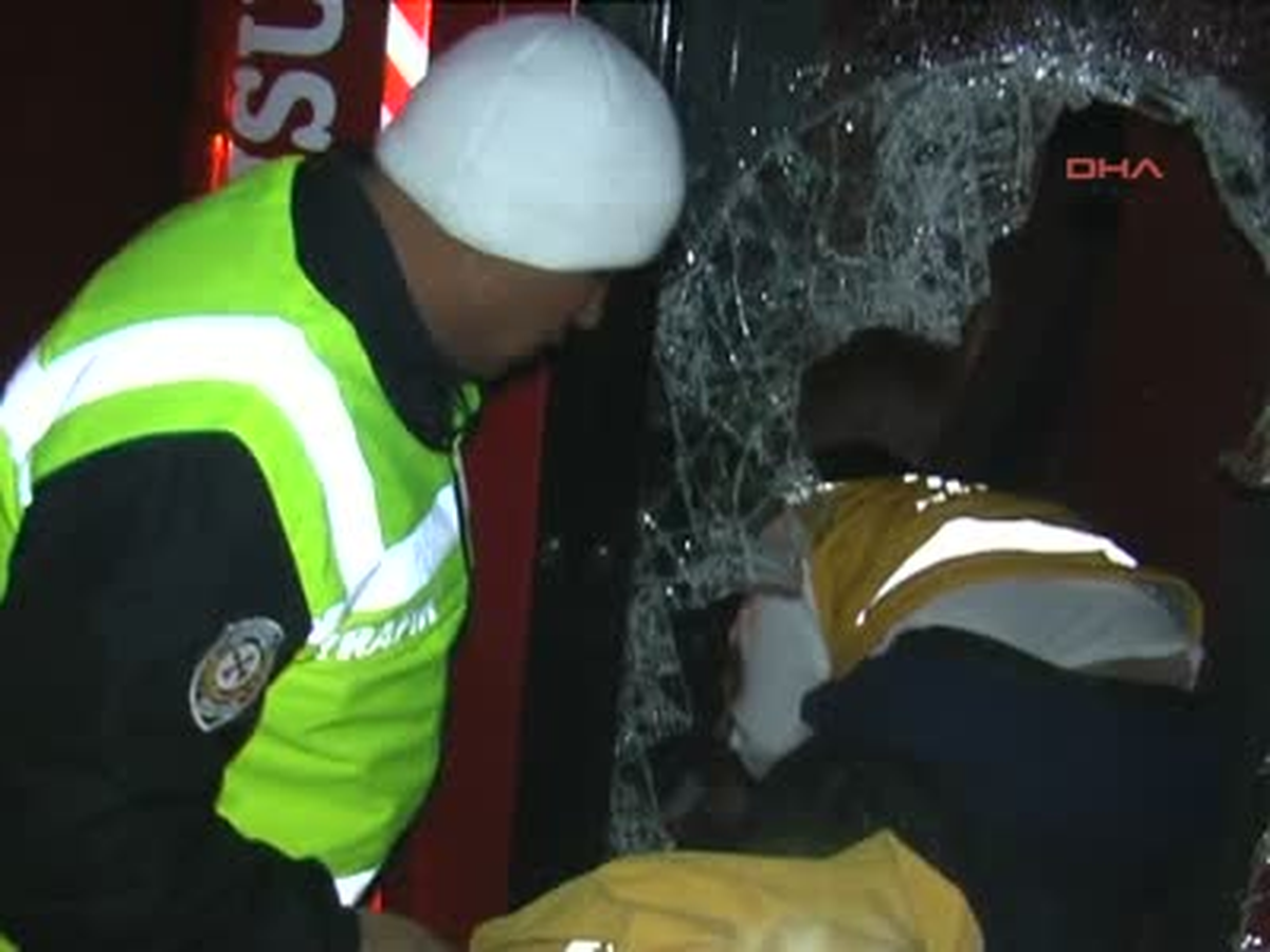 Konya Tonlarca Buğday Karayoluna Döküldü Tonlarca Buğday Karayoluna Döküldü