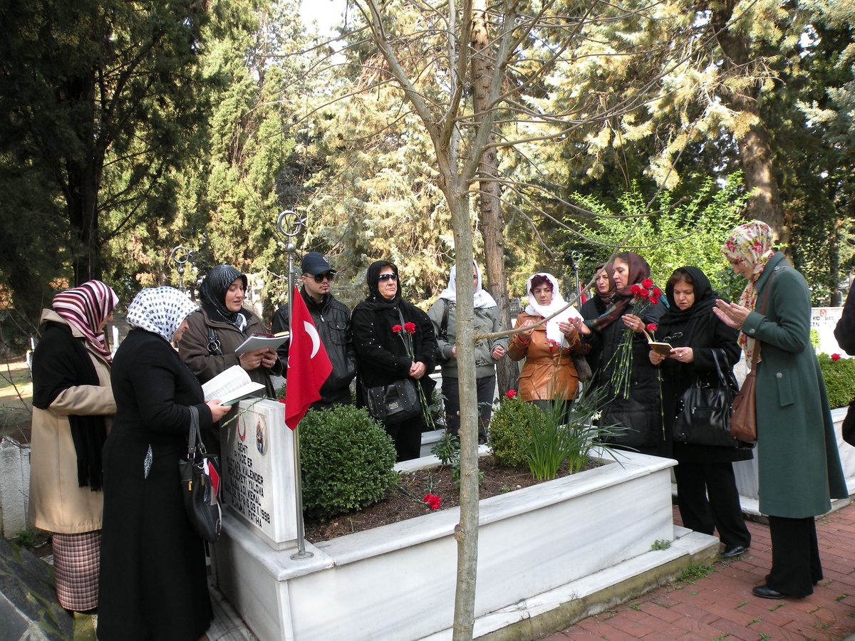MHP\'li Kadınlar Şehitliği Ziyaret Etti