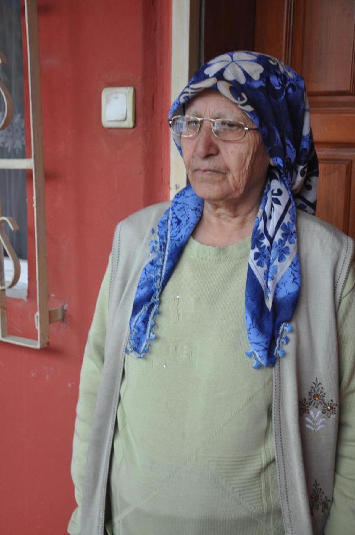 Namaz Kılan Kadını Bayıltıp Bileziklerini Çaldılar