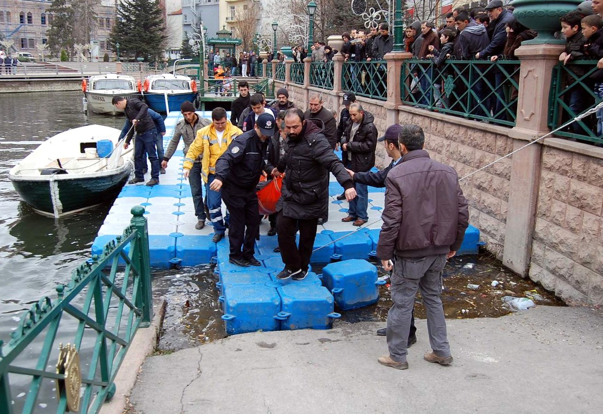 Porsuk Çayı\'na Atladığı İddia Edilen Kadını Vatandaşlar Kurtardı