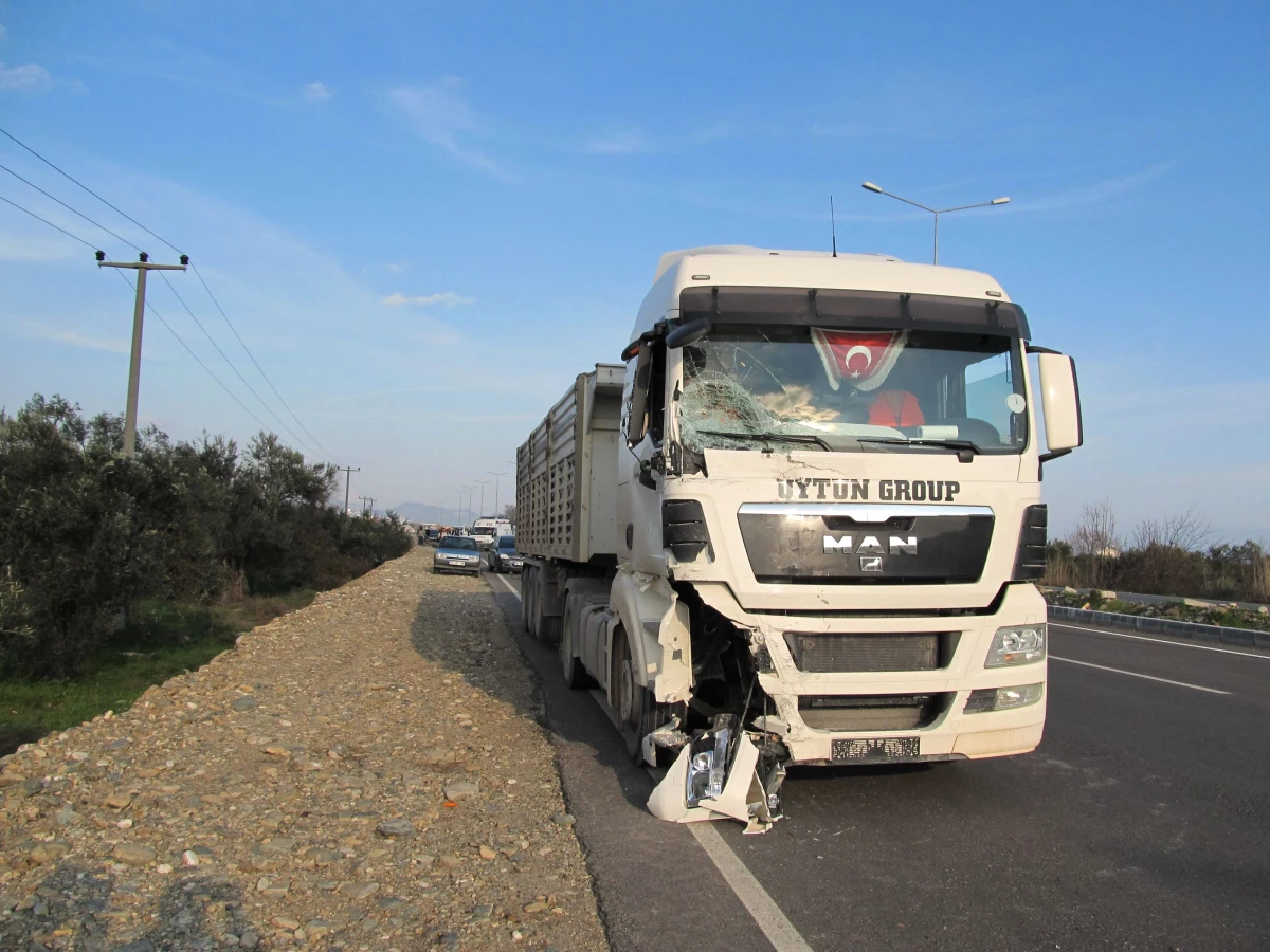 Tır ile Minibüs Çarpıştı: 5 Yaralı