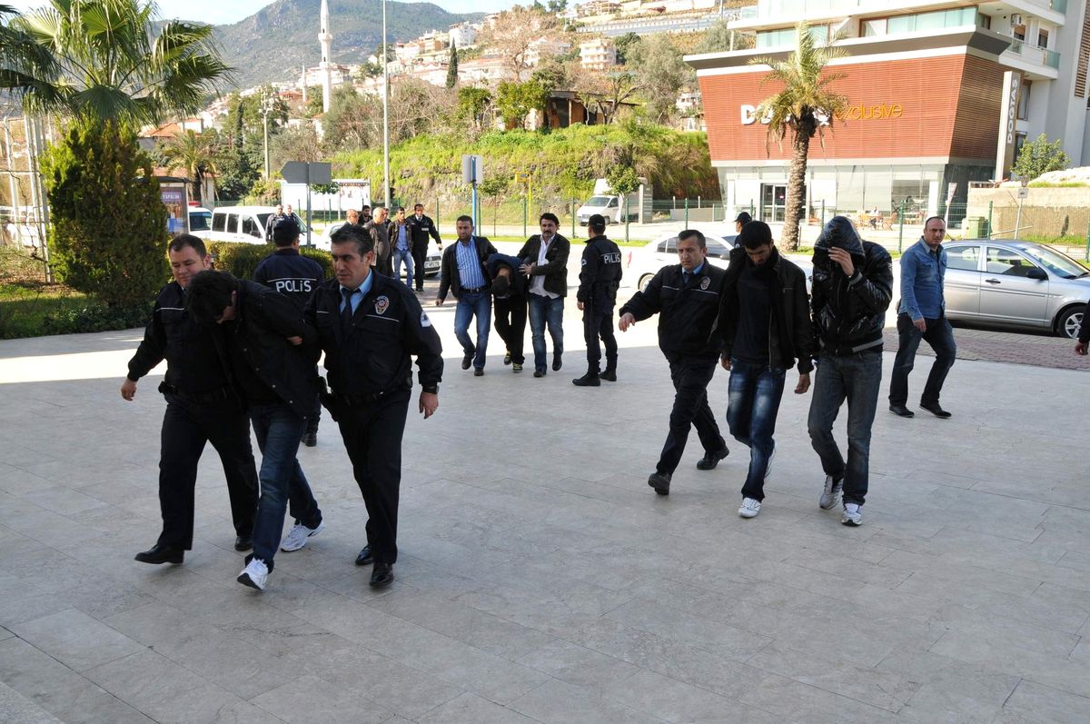 Antalya\'da Silahlı Çatışma: 1 Polis Yaralı