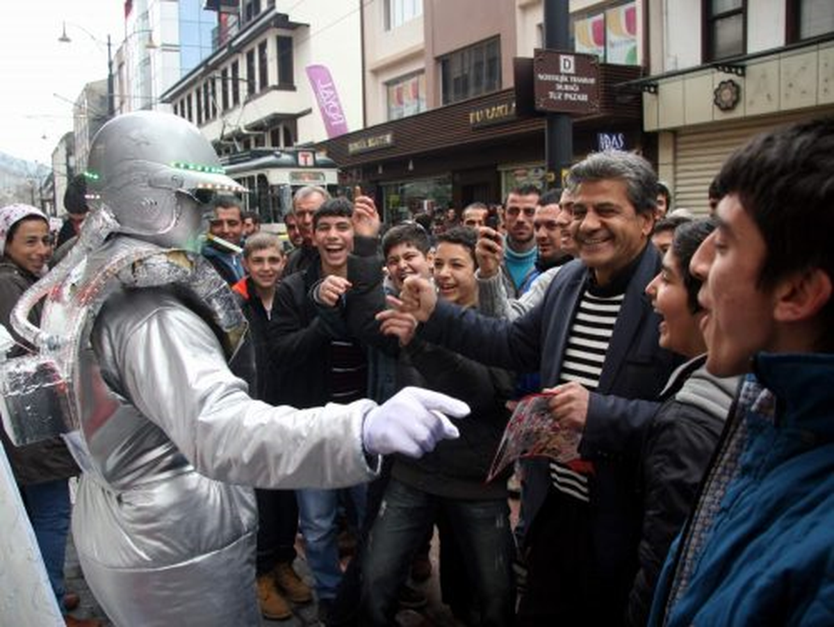 Bu Robotu Güldürene Jip Hediye