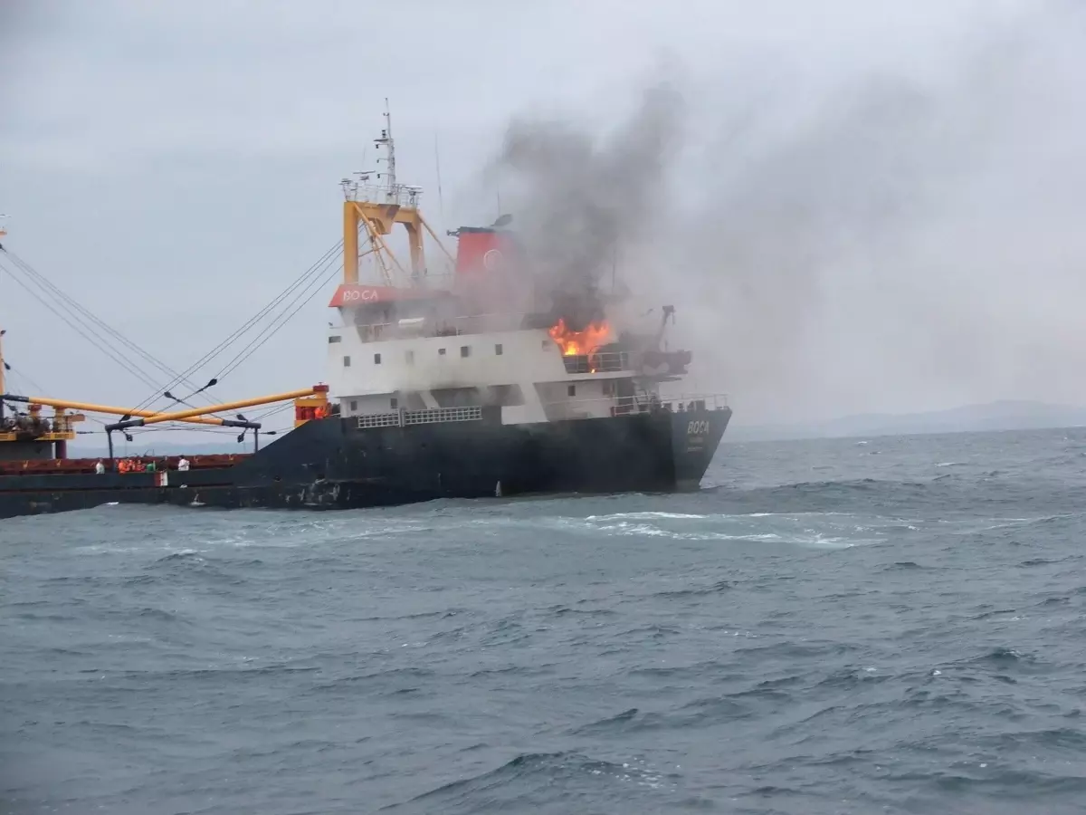 Çanakkale Boğazı\'na Giren Kuru Yük Gemisinde Korkutan Yangın